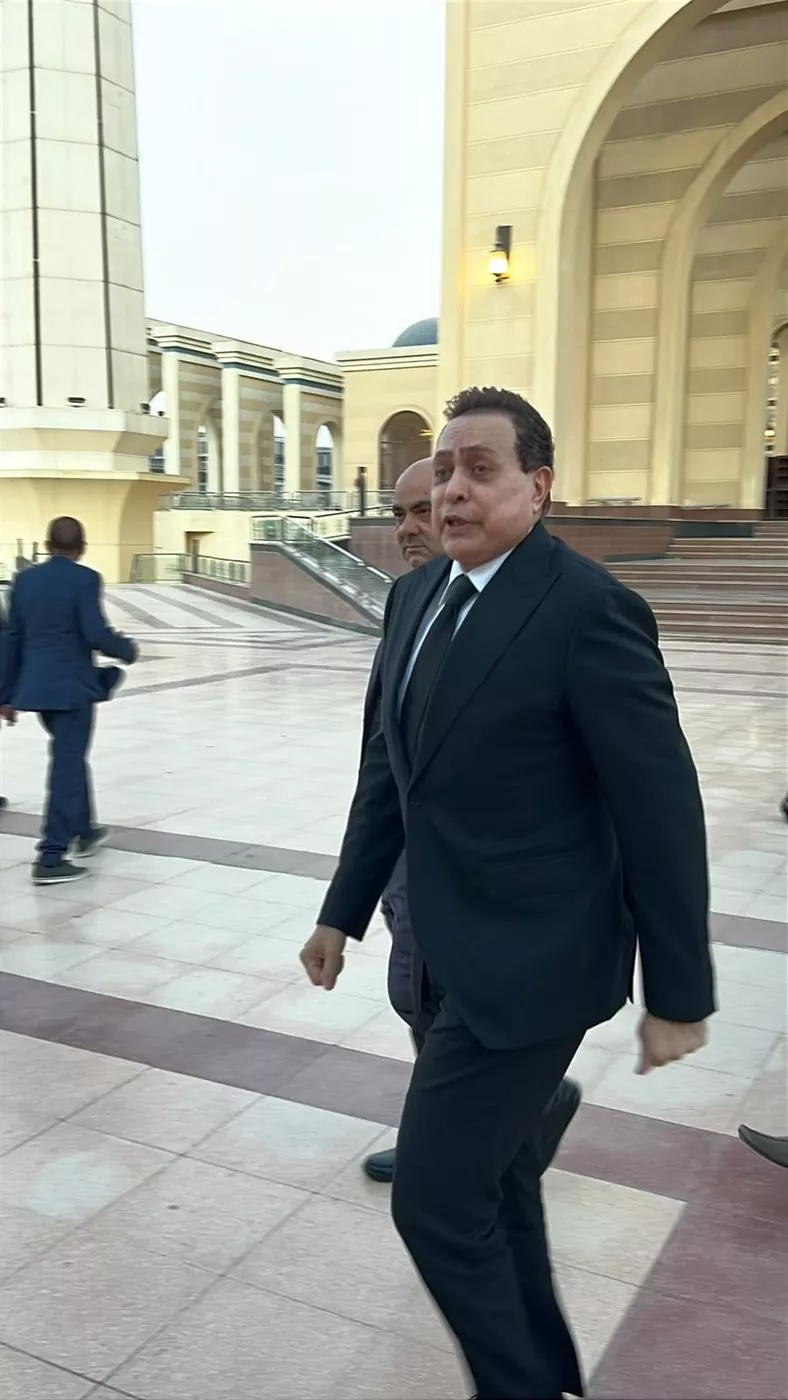 حكيم في عزاء شقيقه