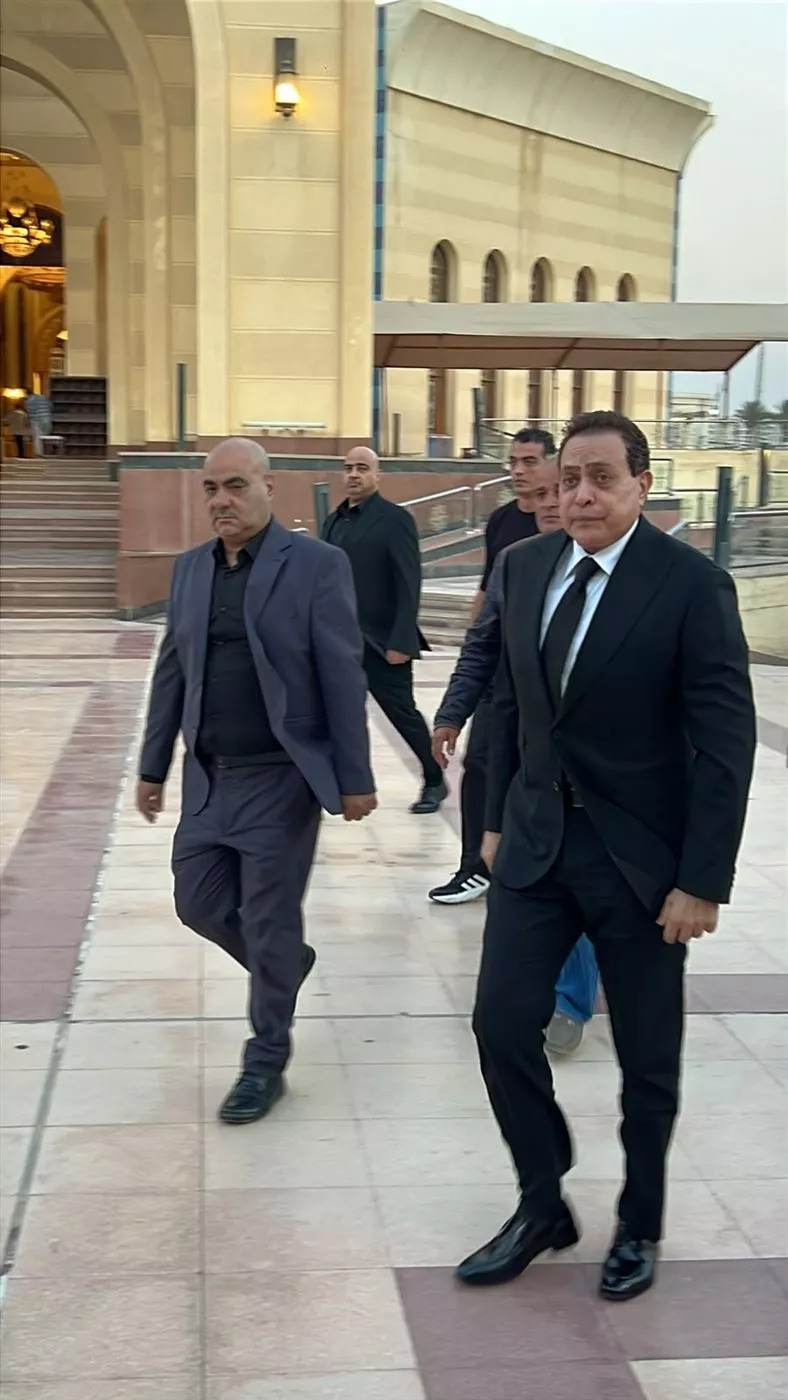 حكيم في عزاء شقيقه