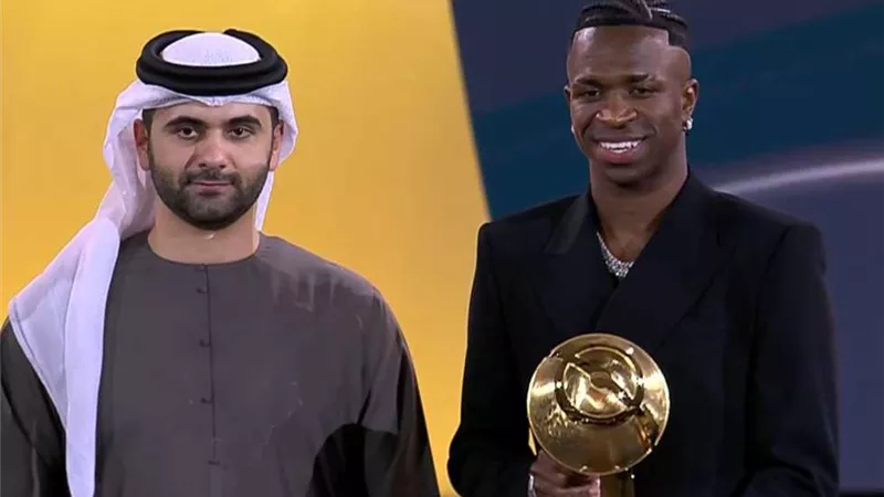صلاح يخسر جائزة جلوب سوكر لصالح فينيسيوس.. وبيلنجهام أفضل لاعب وسط في العالم