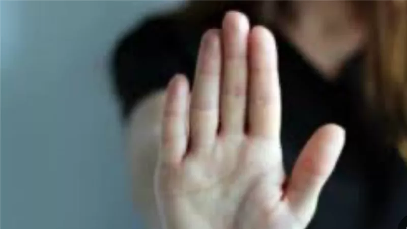 بسبب خلافات أسرية .. ينهال ضربا على زوجته حتي الموت ويهرب 
