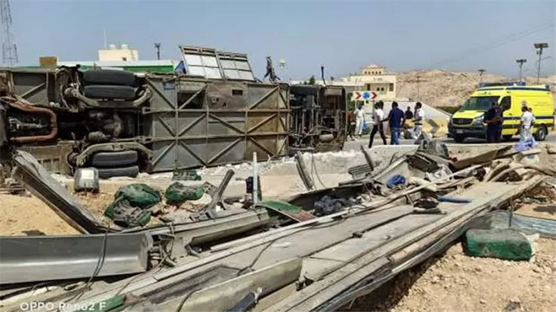 مصرع وإصابة ١٧ شخصا إثر انقلاب أتوبيس بطريق الإسكندرية الصحراوى 