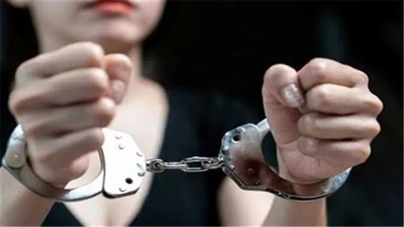 تفاصيل حبس سيدة متهمة بدهس شاب بالنزهة| الولد مات 