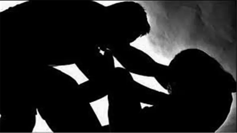 ارتدى ملابس نسائية محاولًا حرق وطعن ضحاياه بسكين .. والجيران يضبطوه