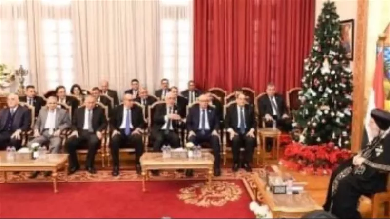 من داخل الكاتدرائية .. النائب العام ورئيس المجلس الأعلى للقضاء يهنئون الأقباط