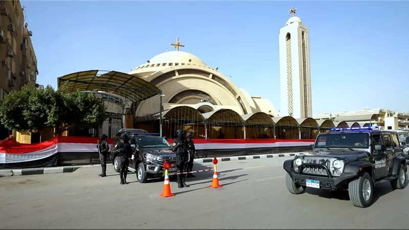 الداخلية ترفع درجة الاستعداد القصوى لتأمين احتفالات عيد الميلاد المجيد 2025.. صور