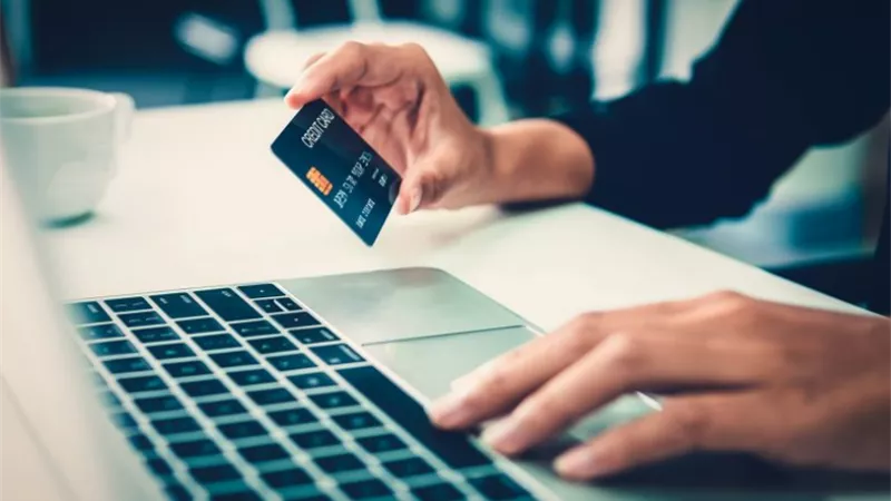 ضبط خادمة استولت على نصف مليون جنيه من حساب سيدة مسنة بالجيزة