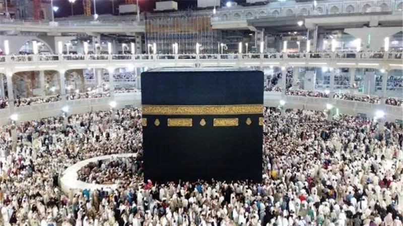 فقد ابنته وزوجته.. رجل يهب حياته للأيتام ويحقق حلم 3 فتيات بالعمرة