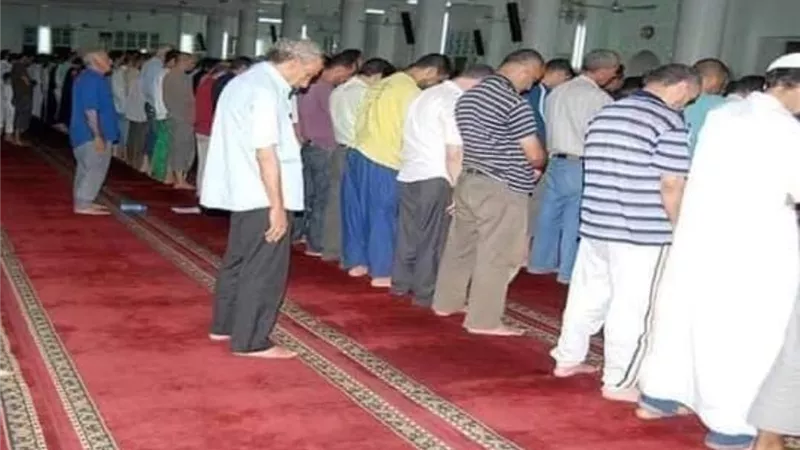 حكم صلاة من يصلي منفردًا خلف الصفوف في الجماعة .. الإفتاء توضح 