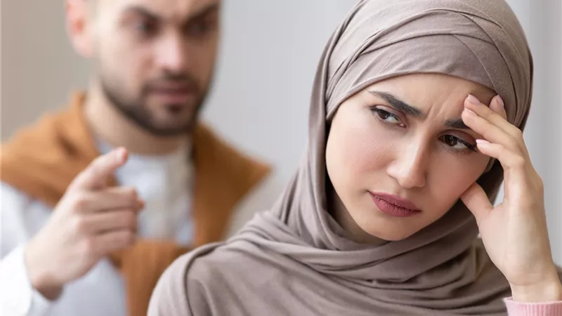كم عدد الطلقات التي يملكها الرجل وما أنواعها ولماذا الثالثة بائنة؟