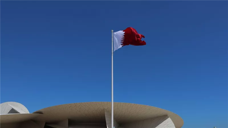 السفارة الأمريكية تحذر رعاياها.. وقطر توقف الملاحة الجوية مؤقتًا