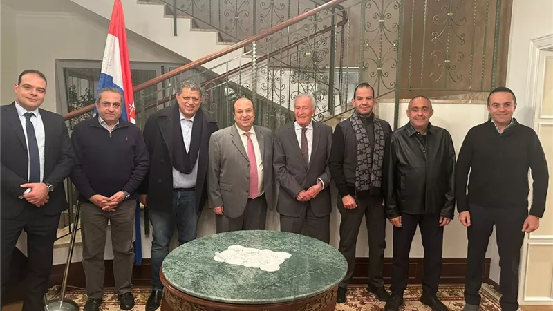 لدعم منتخب اليد.. سفير مصر في كرواتيا يستقبل حسن مصطفى وخالد فتحي