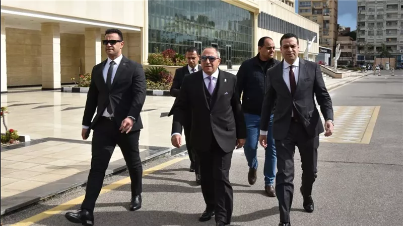 بالصور.. محافظة بورسعيد تسلم 12 قافلة مساعدات غذائية هدية لأهالي غزة