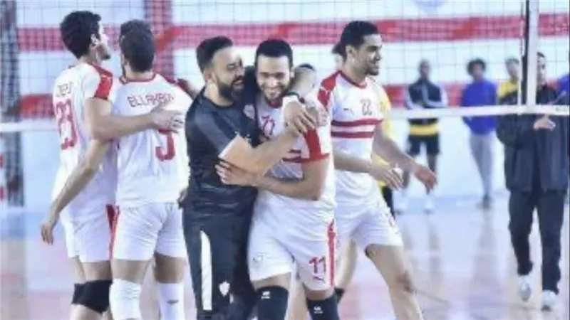 جماهير الزمالك تحتفل مع فريق الطائرة بالفوز على الشرطة القطري