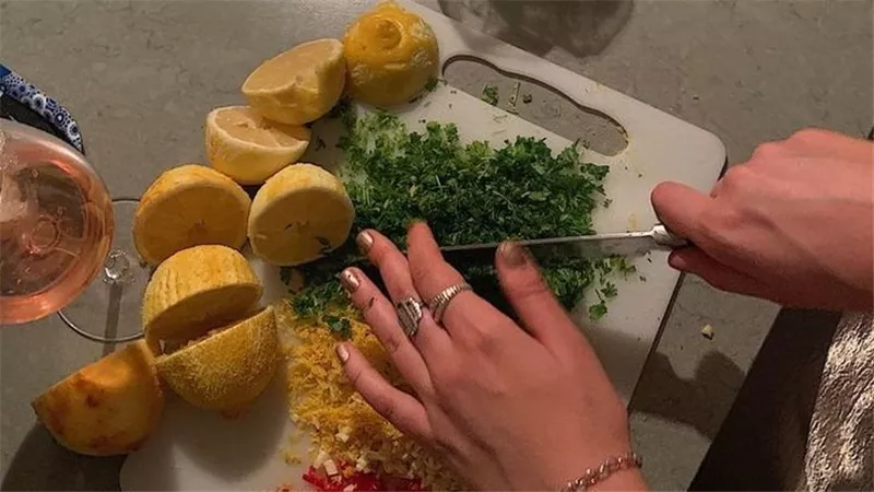 بدلاً من الرومانسية... مواليد 4 أبراج يعبرون عن مشاعرهم بالطبخ