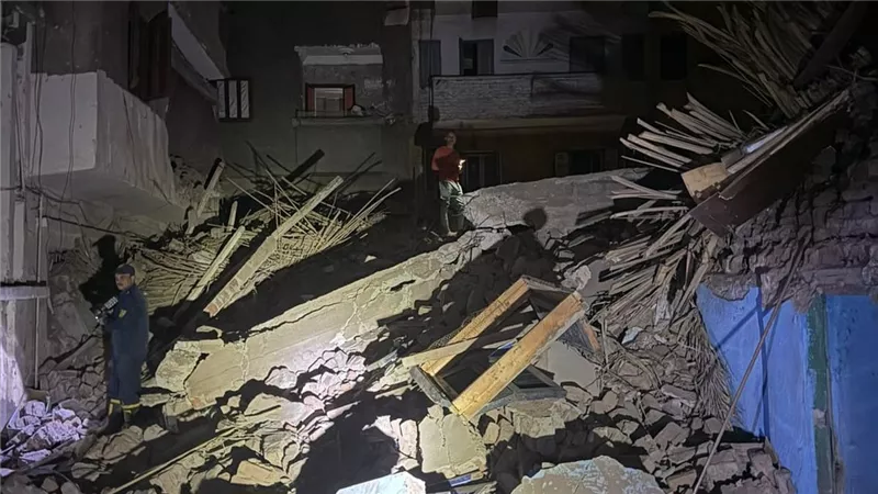 انهيار منزل من طابقين قبل الإفطار مباشرة في محافظة قنا 