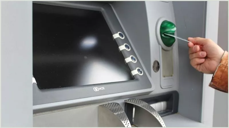 خبير مصرفي: أزمة الـATM ليست نقص سيولة بل اختناق لوجستي مؤقت|خاص