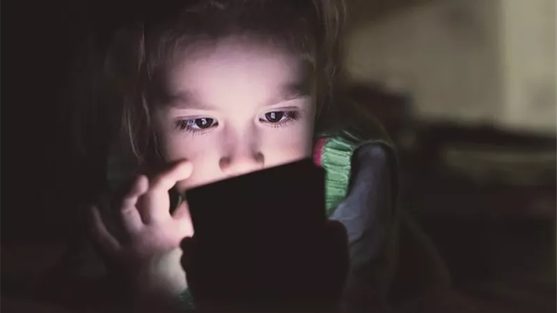 3 نصائح مهمة هتخلي ابنك يسيب التليفون من إيده