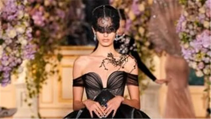 ابتكارات أخر يوم في أسبوع الموضة بباريس.. أجدد أشكال الفساتين