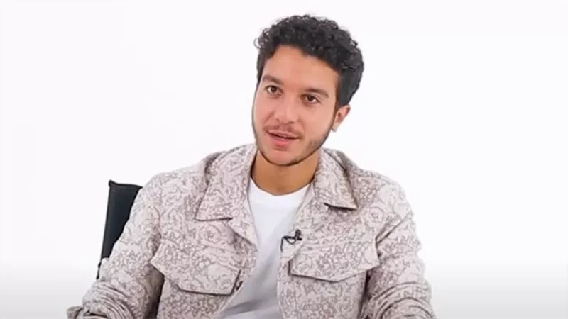 مصاب بكسر في القدم.. شاب يتهم الفنان نور خالد النبوى بصدمه بسيارته
