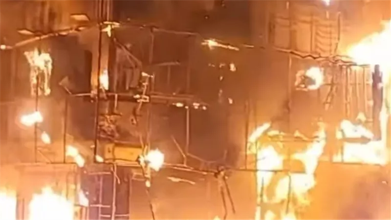 أهالي فيصل يسطرون مشاهد بطولية في إنقاذ 3 أطفال بحريق شقة سكنية 