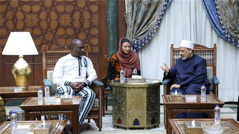 وزير الأمن البوركيني يعرب عن تقدير بلاده لدور الإمام الأكبر في نشر السلام العالمي 