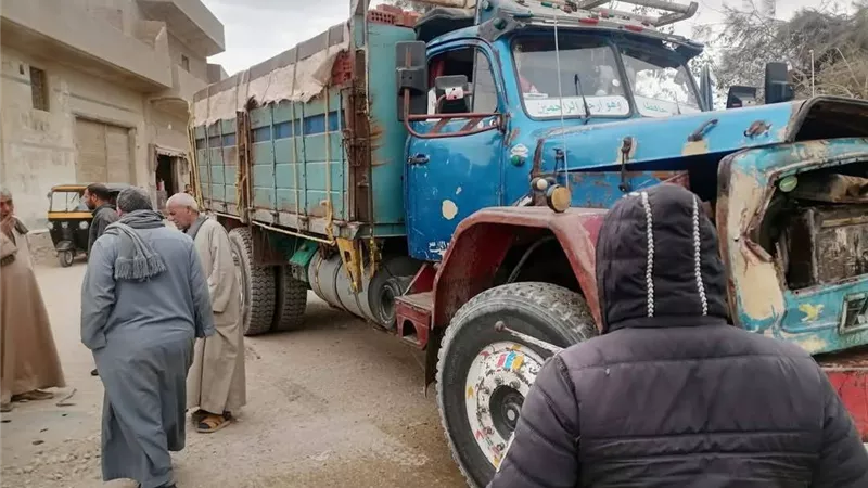 عاجل|سيارة نقل يقودها طفل تصطدم بأخرى و تقف قبل اقتحام محل بالصف
