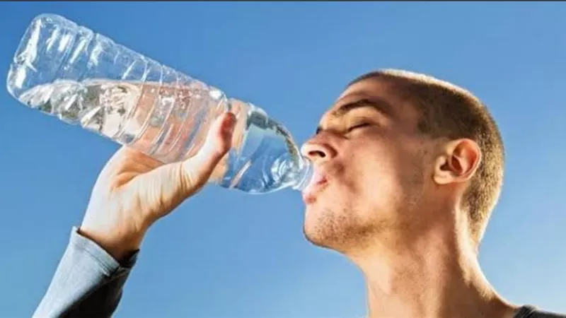 هل الإفراط في شرب الماء يهدد صحتك؟ مفاجأة غير متوقعة 