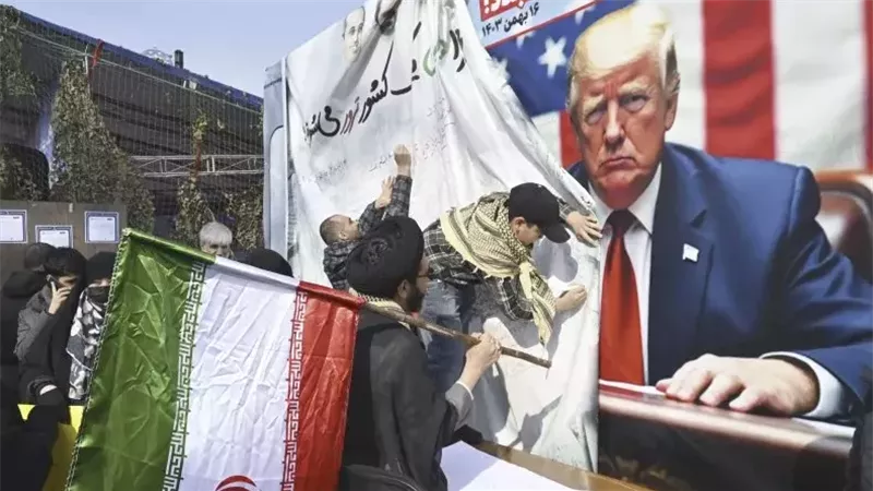 أسوأ الأزمات منذ عقود.. ترامب يدفع اقتصاد إيران إلى حافة الهاوية
