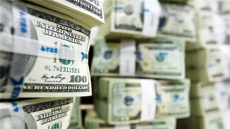 هل تراجع البورصة المصرية مرتبط بسعر الدولار؟.. خبير مصرفي يجيب