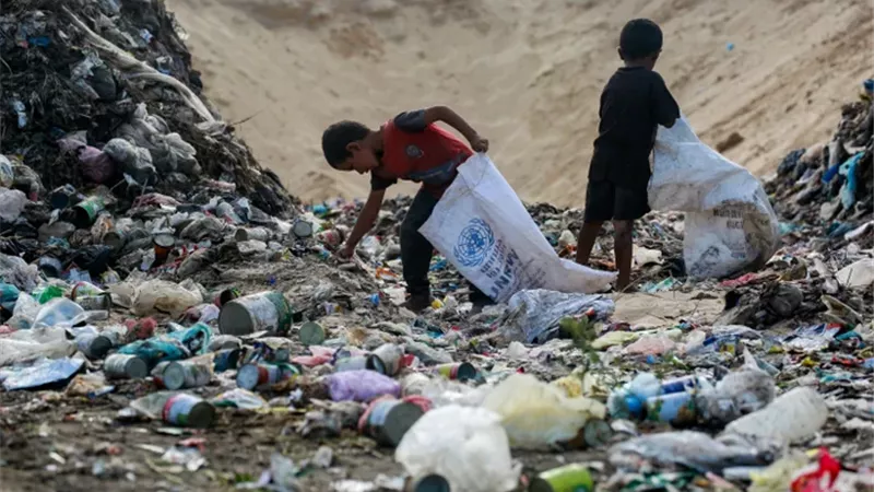 تراكم النفايات الصلبة والطبية..تفاقم الأزمة الإنسانية في قطاع غزة