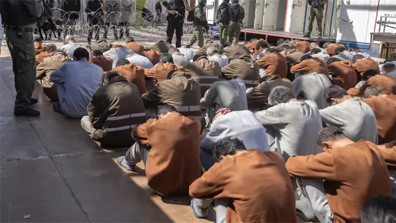 إحالة 5 جنود بـ جيش الاحتلال للتحقيق بتهمة إساءة معاملة معتقل فلسطيني