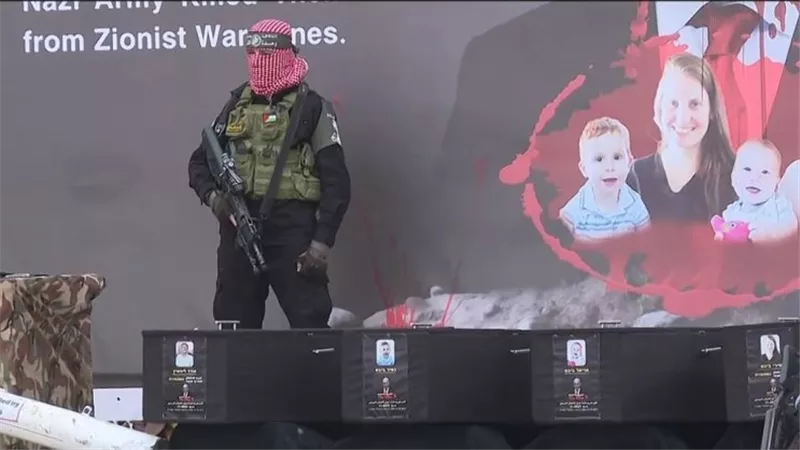 وسط رسائل قاسية لـ نتنياهو.. حماس تسلم إسرائيل جثث 4 محتجزين|فيديو وصو