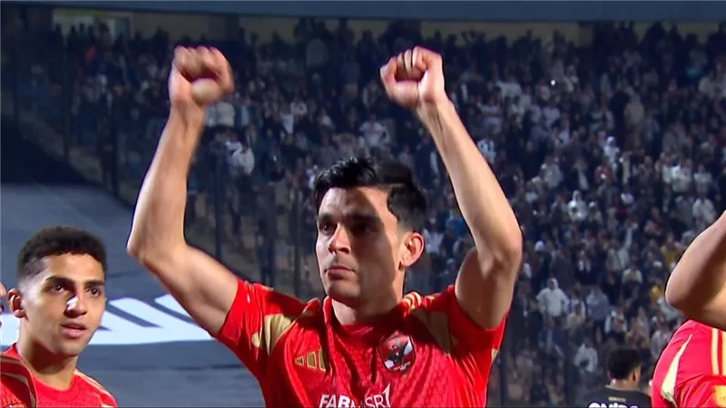 بن شرقي وجراديشار يقودان هجوم الأهلي أمام البنك في موقعة حسم الدوري