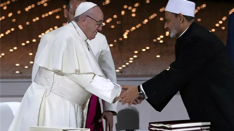 شيخ الأزهر يدعو لبابا الفاتيكان بالشفاء العاجل