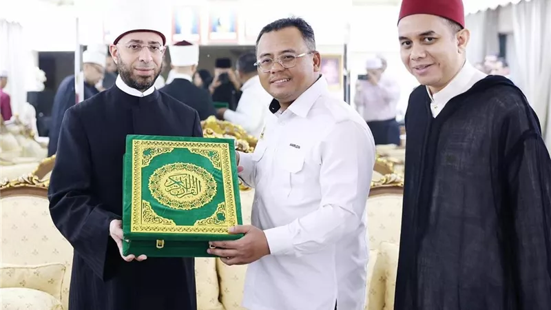 وزير الأوقاف يهدي ماليزيا مراجع علمية لدعم الفكر المعتدل ومواجهة التطرف