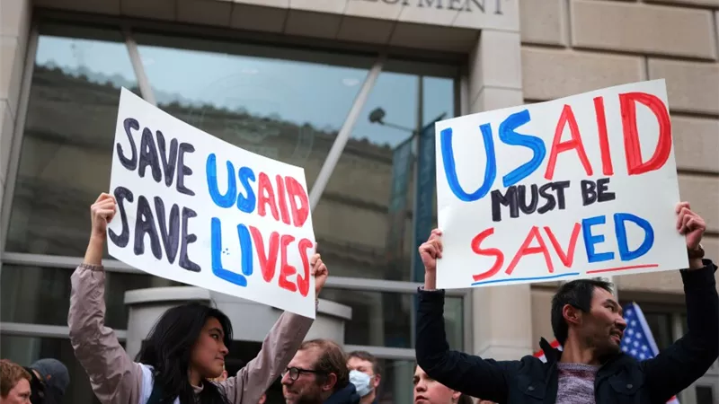 تجميد المساعدات الأمريكية..صدمة في العالم الإنساني وتهديد لمستقبل وكالة USAID