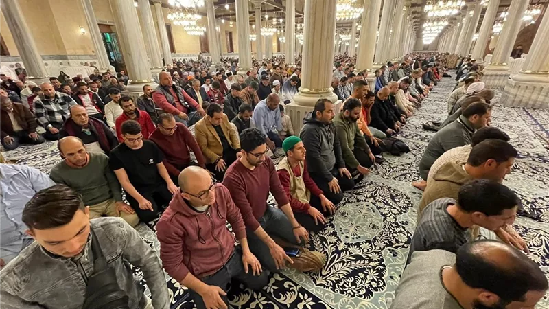 حكم القراءة من المصحف في صلاة التراويح.. الإفتاء توضح