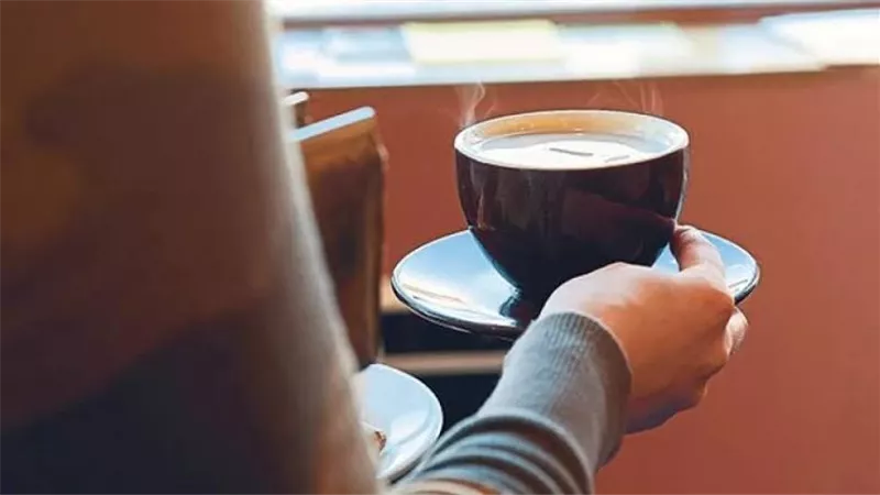 اشرب قهوة في السحور لتجنب الصداع في نهار رمضان .. طبيب يوضح