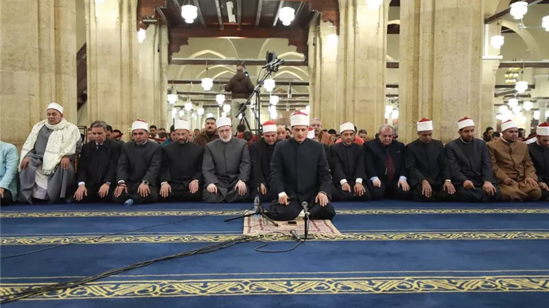 آلاف المصلين يؤدون صلاة التراويح في الجامع الأزهر في أول ليالي رمضان