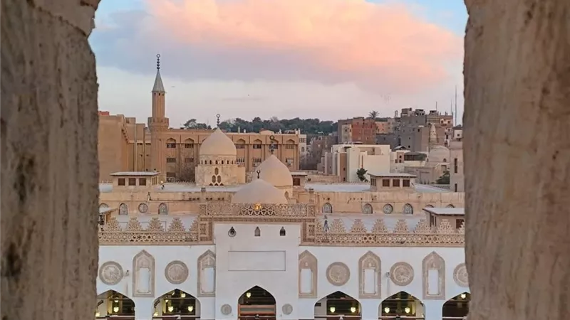 مائدة الجامع الأزهر تستقبل الطلاب الوافدين والمصريين المغتربين في رمضان