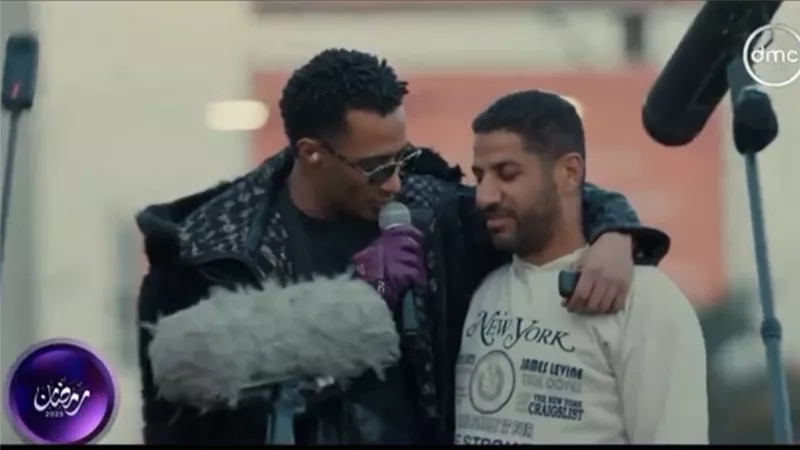 محمد رمضان يكسب شخص يحمل هاتف بدون كاميرا 100 ألف جنيه (فيديو)