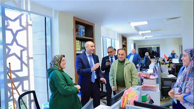 وزير التربية والتعليم يتفقد مكاتب العاملين بديوان عام الوزارة ويهنئهم بحلول شهر رمضان المبارك
