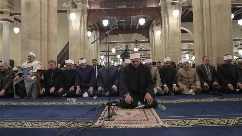 بروايات الأئمة خلف وخلاد وروح.. الجامع الأزهر يقيم التراويح 20 ركعة بالقراءات