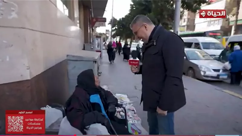 مفيش أحلى من جبر الخواطر.. شوف عمرو الليثي عمل إيه مع السيدة المسنة (فيديو)