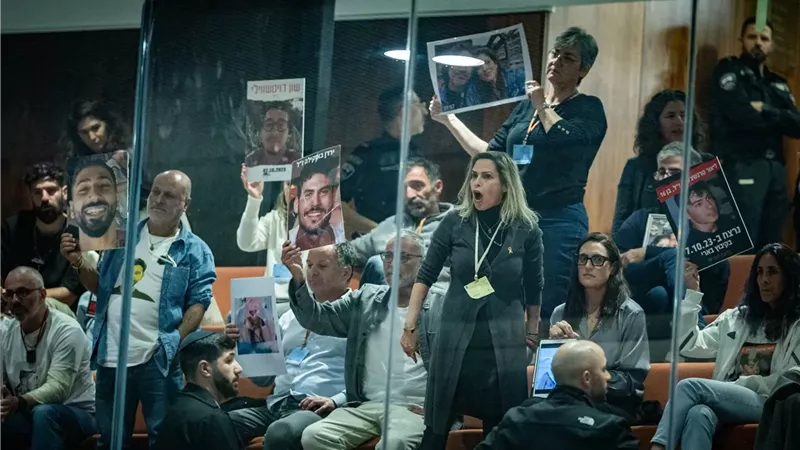 شتائم وتعدي بالضرب.. ماذا حدث في الكنيست بين الاحتلال وعائلات أسراه؟ «فيديو وصور»