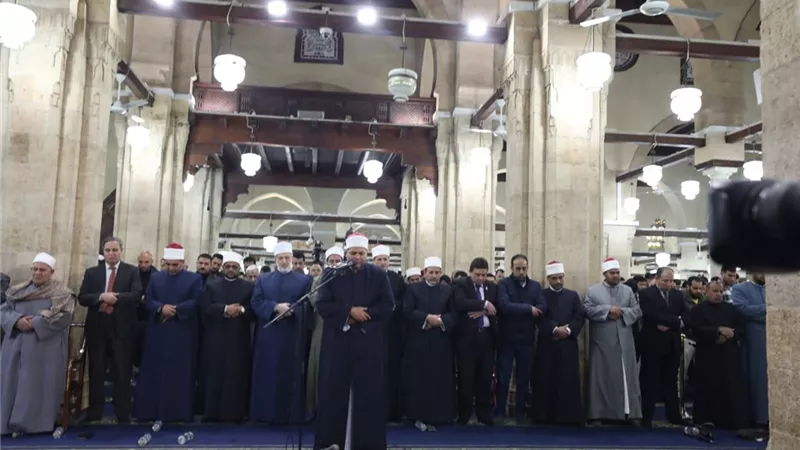 الجامع الأزهر يقيم التراويح بحضور آلاف المصلين في الليلة الخامسة من رمضان