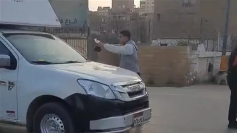 يتنافسون في الخير.. شباب المنيا يوزعون التمور والعصائر على الصائمين