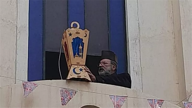 فيها حاجة حلوة.. كاهن كنيسة يعلق فانوس رمضان بدمياط
