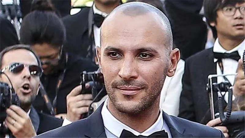 معظم ممثلين مصر رفضوه... محمد دياب يكشف أسباب تأخير مسلسل «أشغال شقة» 