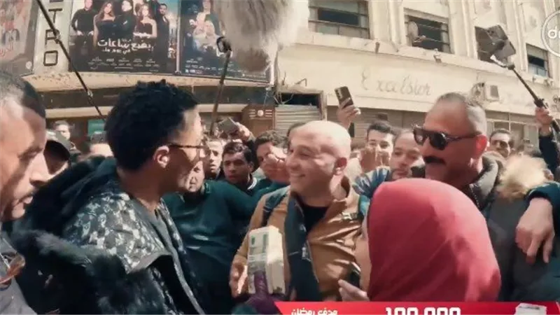 محمد رمضان يهدي مبلغ 100 ألف جنيه كهدية لزوج يفسح زوجته (فيديو)